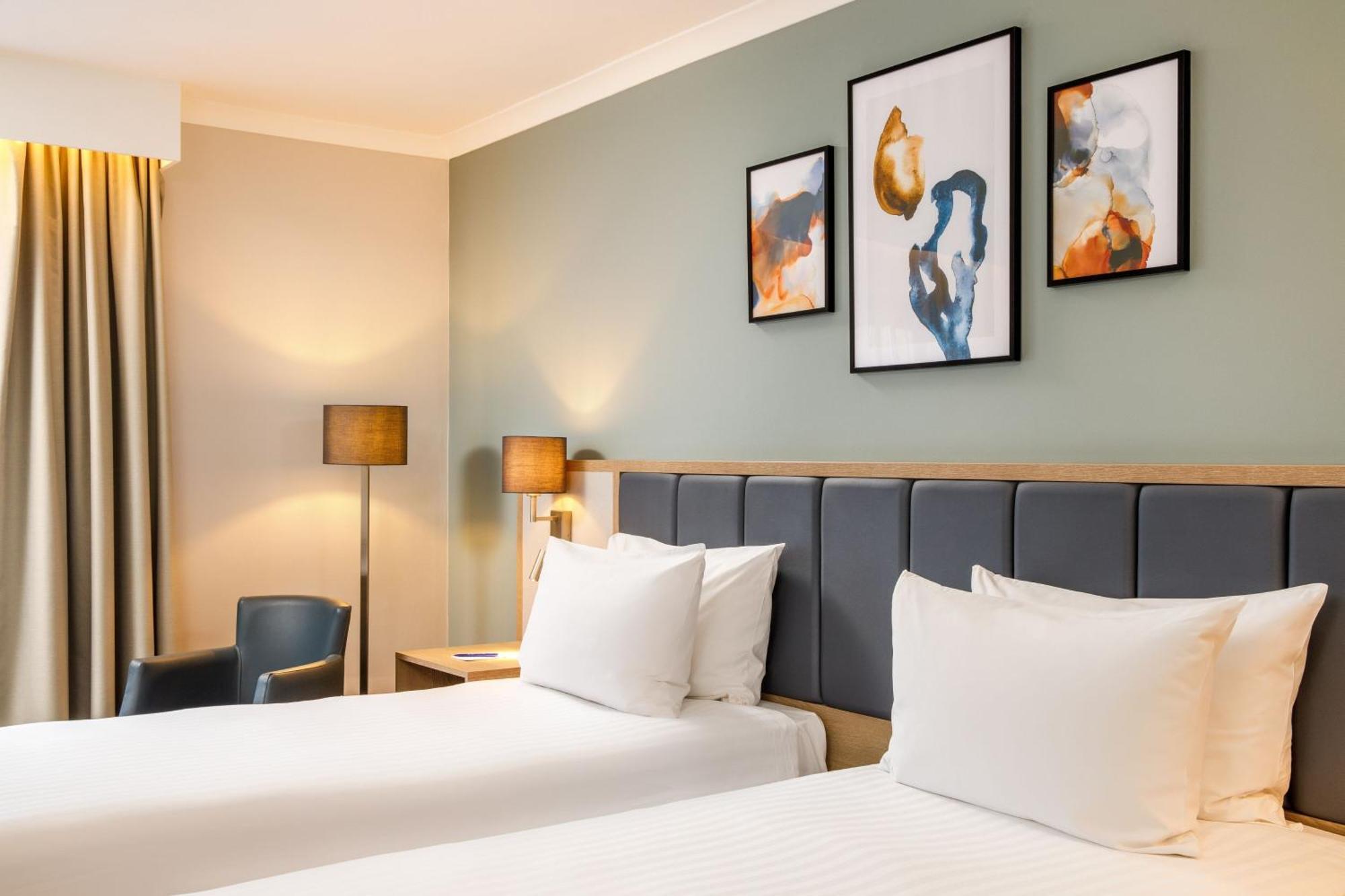 Delta Hotels By Marriott Milton Keynes Exterior photo