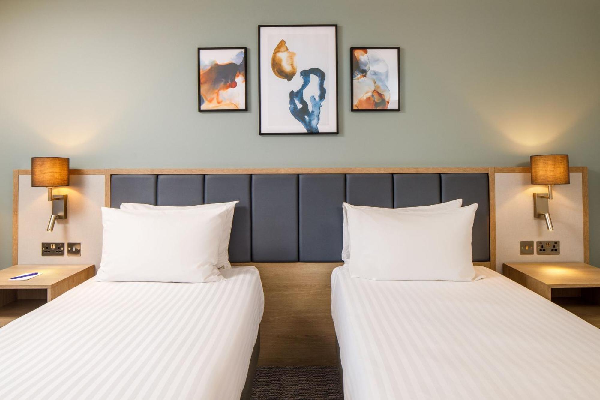 Delta Hotels By Marriott Milton Keynes Exterior photo