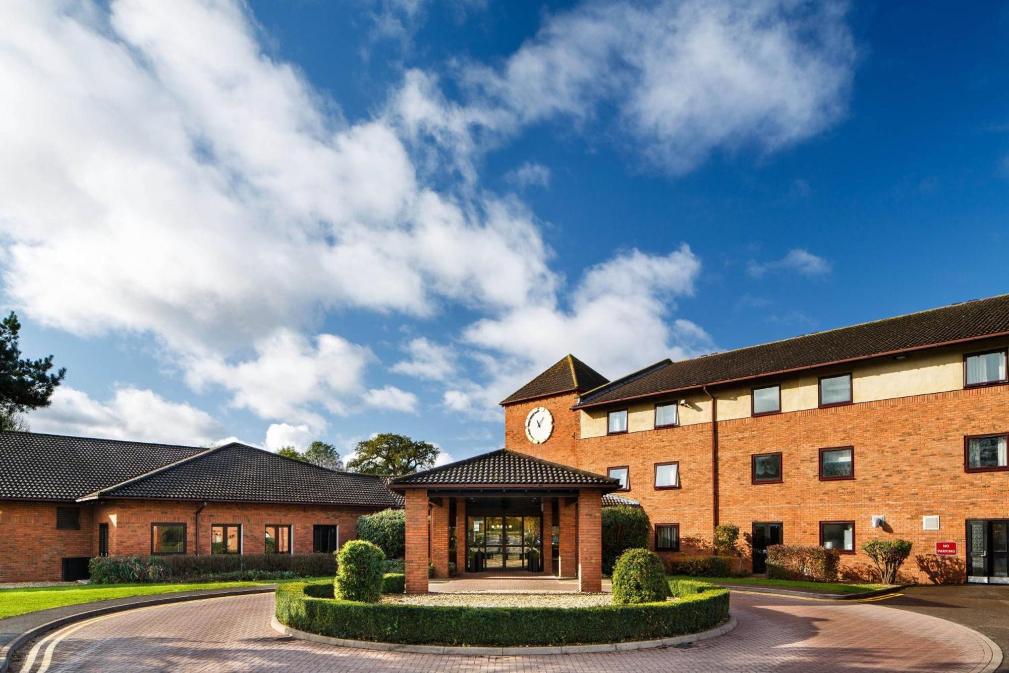 Delta Hotels By Marriott Milton Keynes Exterior photo